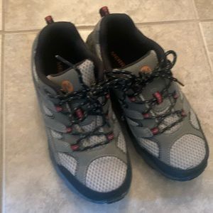 Kids Merrell hiking boots tan/grey, like new, boys size 2